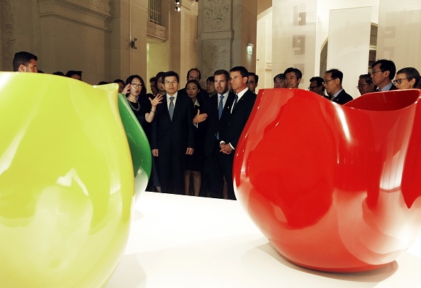 French Prime Minister Manuel Valls and South Korean Prime Minister Hwang Kyo Ahn visit the inauguration of the exhibit 