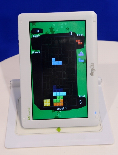 An M7 MultiPAD by Cydle displays the game Tetris