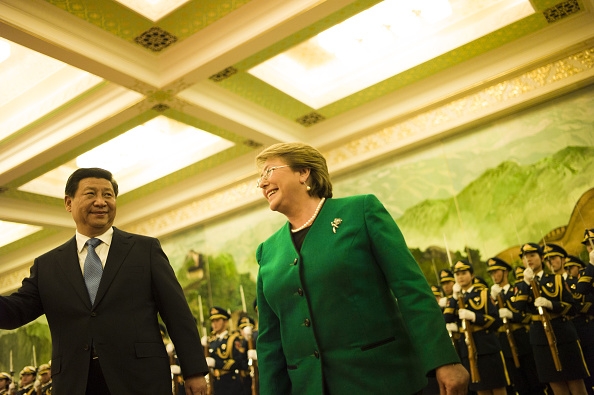 Chilean President Michelle Bachelet (R) and Chinese President Xi Jinping at the Great Hall of the People in Beijing, China, which is the venue for APEC summit 2014.
