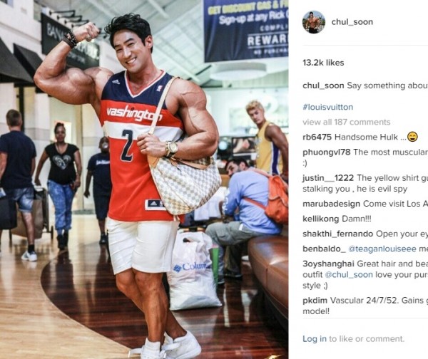 Hwang Chul Soon showing off his broad arms