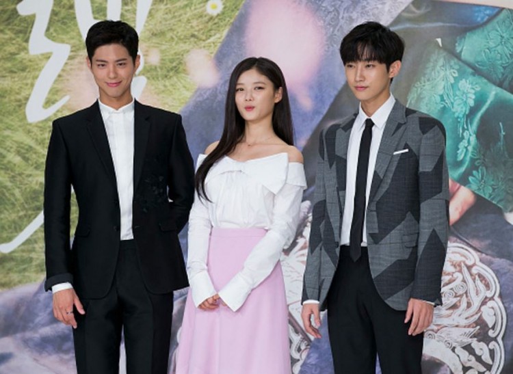 Park Bo Gum Glanced to Kim Yoo Jung Again and Again 