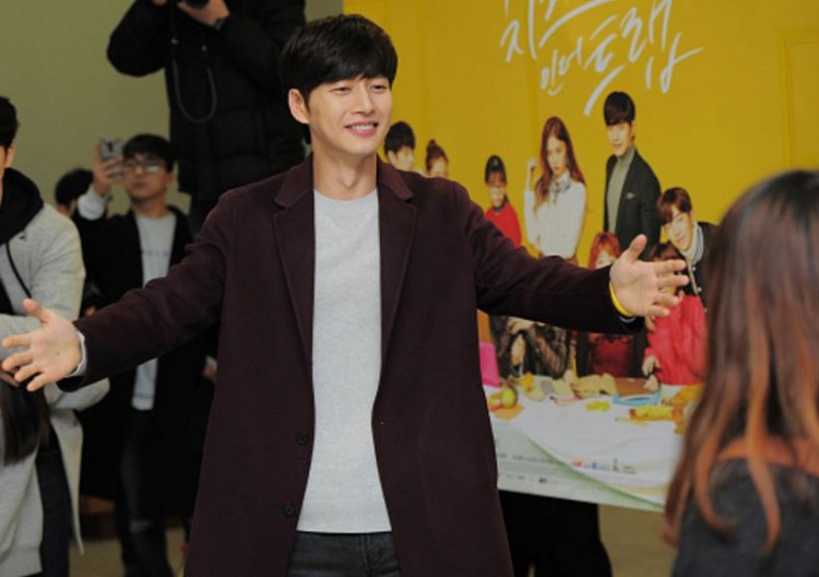 Park Hae Jin Hugs Fans In Jeju Island K People Koreaportal