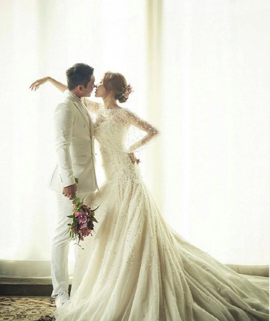 Roo'ra's Chae Ri Na’s Wedding Photos with Baseball Player Park Yong