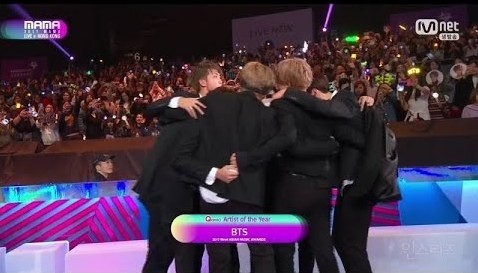 Bts Grabs Artist Of The Year With Five More Awards At Mama 17 K People Koreaportal