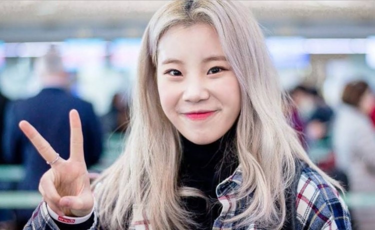 Momoland S Jooe Casually Admits Getting Plastic Surgery Jokes About Picking Her Ear K People Koreaportal