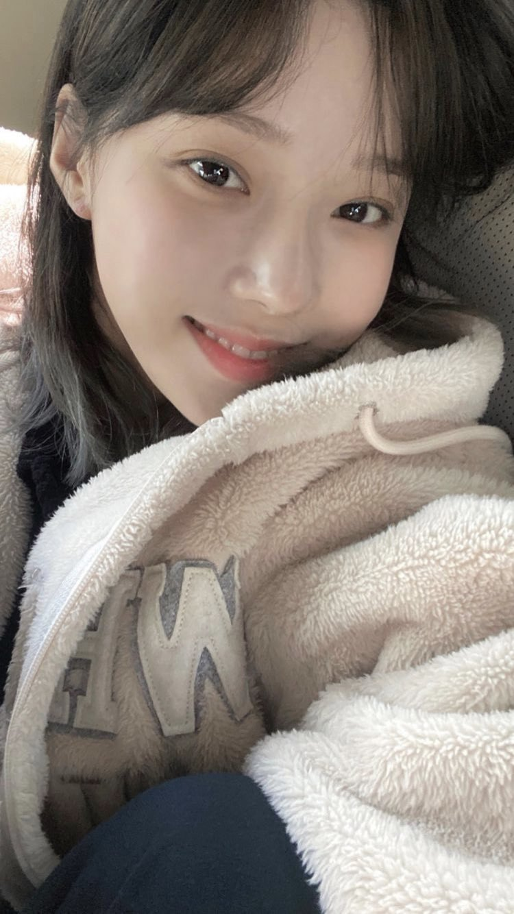 Aespa Member Winter Teases Fans With Her New Black Hair Photos K Wave Koreaportal