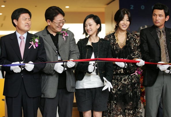 (L-R) Hur Nam-Shik, Mayor of Pusan city, director Park Kwang-Soo, actress Zhou Xun, actress Gang Jin-Young and actor Hwang Jung-Min attend the opening ceremony of the 2006 Asian Film Market (Photo by Chung Sung-Jun/Getty Images)